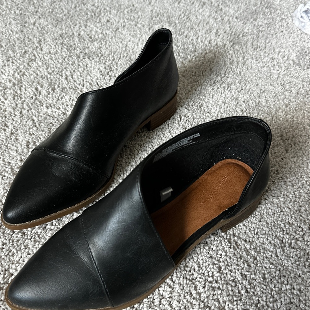 Universal Thread Black Flats